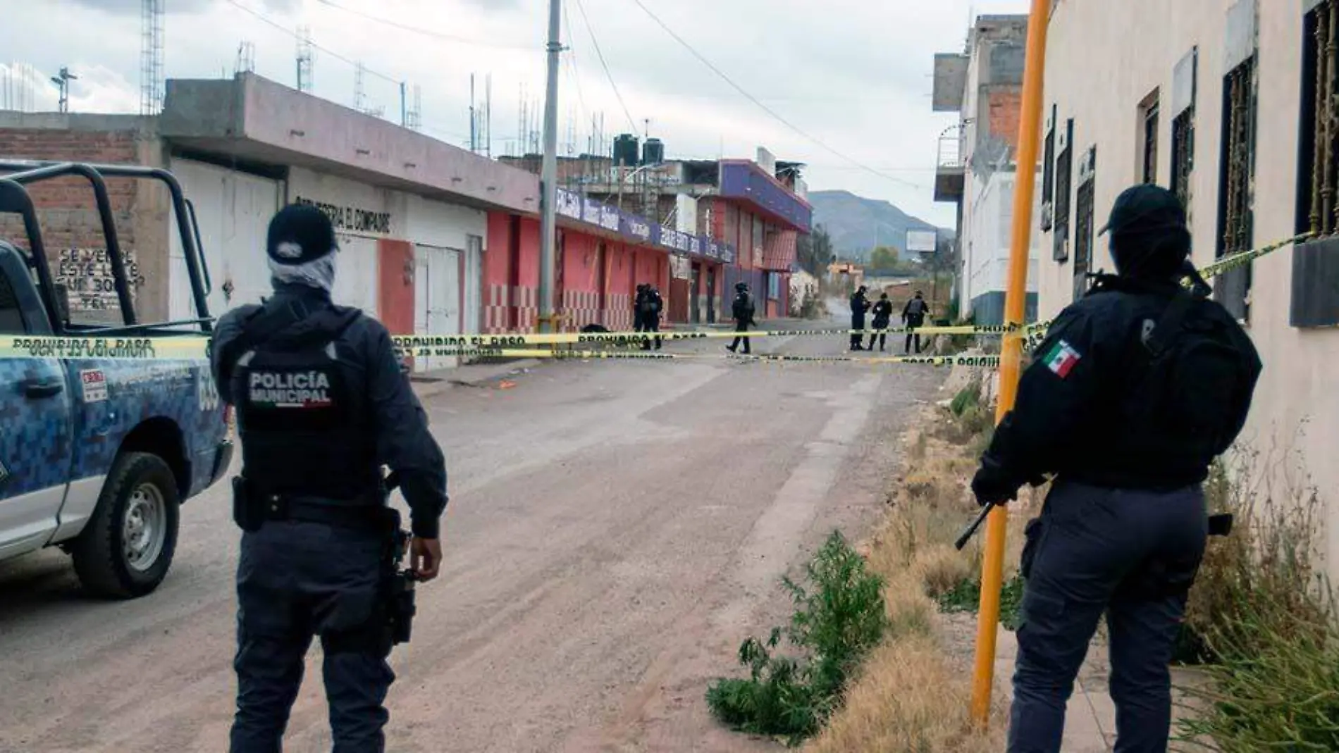 Policías estatales en zona de intervención afuera de un bar en Guadalupe, Zacatecas